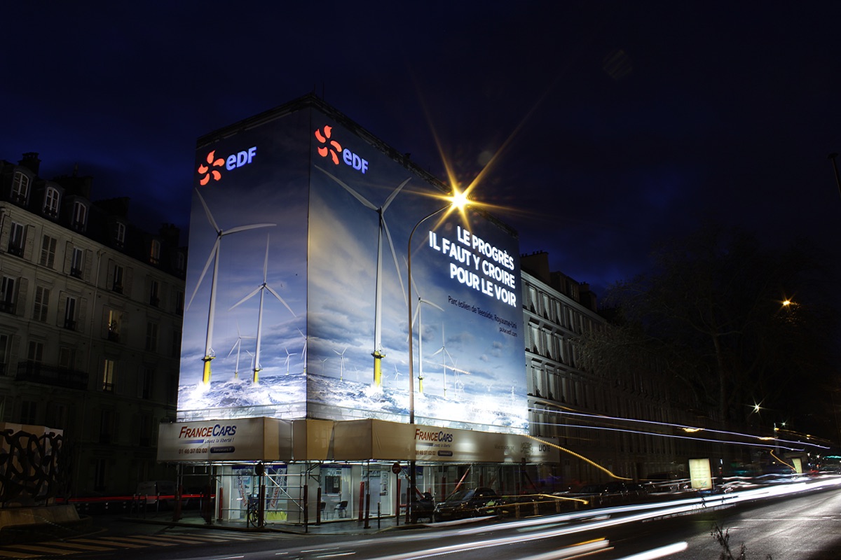 Affichage grand format sur un immeuble parisien