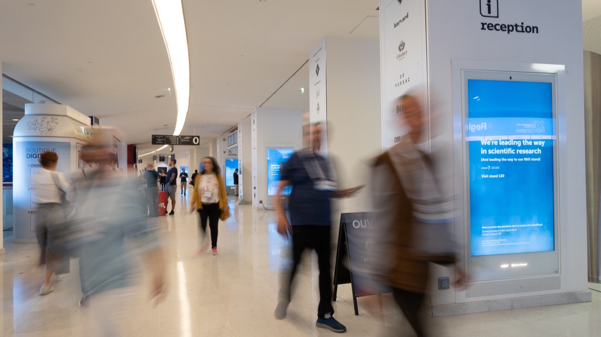 Enfilade d'écrans DOOH au Palais des Congrès de Paris