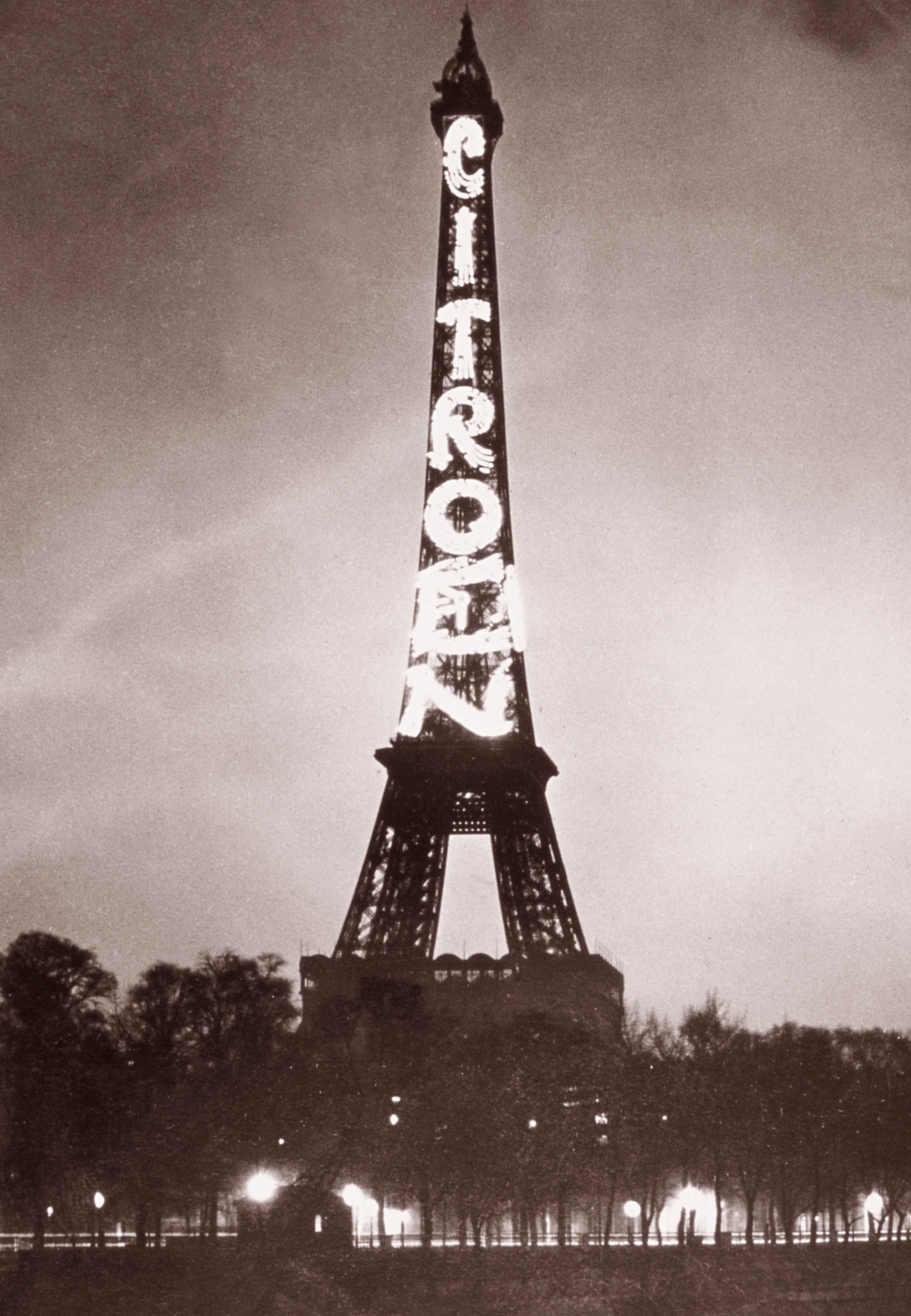 Citroën illumine la Tour Eiffel 1925
