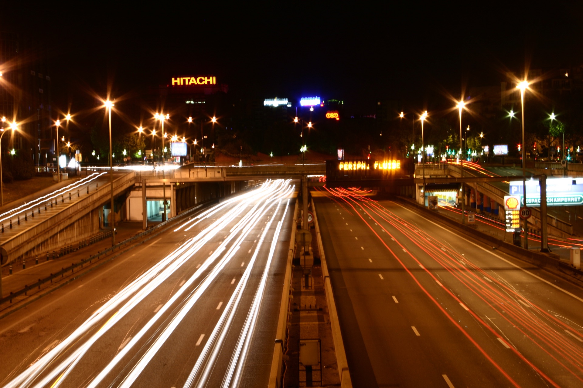 Publicité lumineuse sur les toits de Paris la nuit