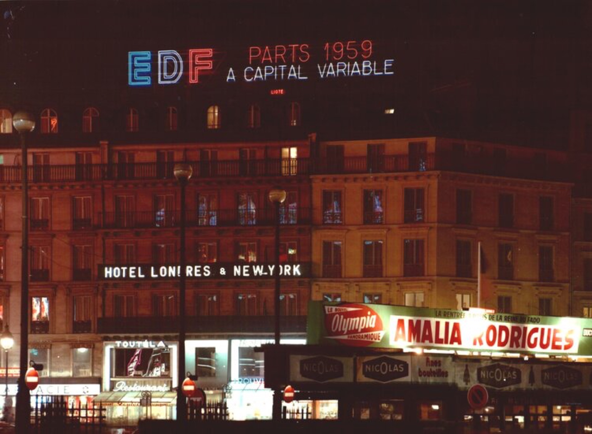 Enseigne lumineuse EDF sur les toits près de la gare Saint-Lazare, 1959, signée Lioté
