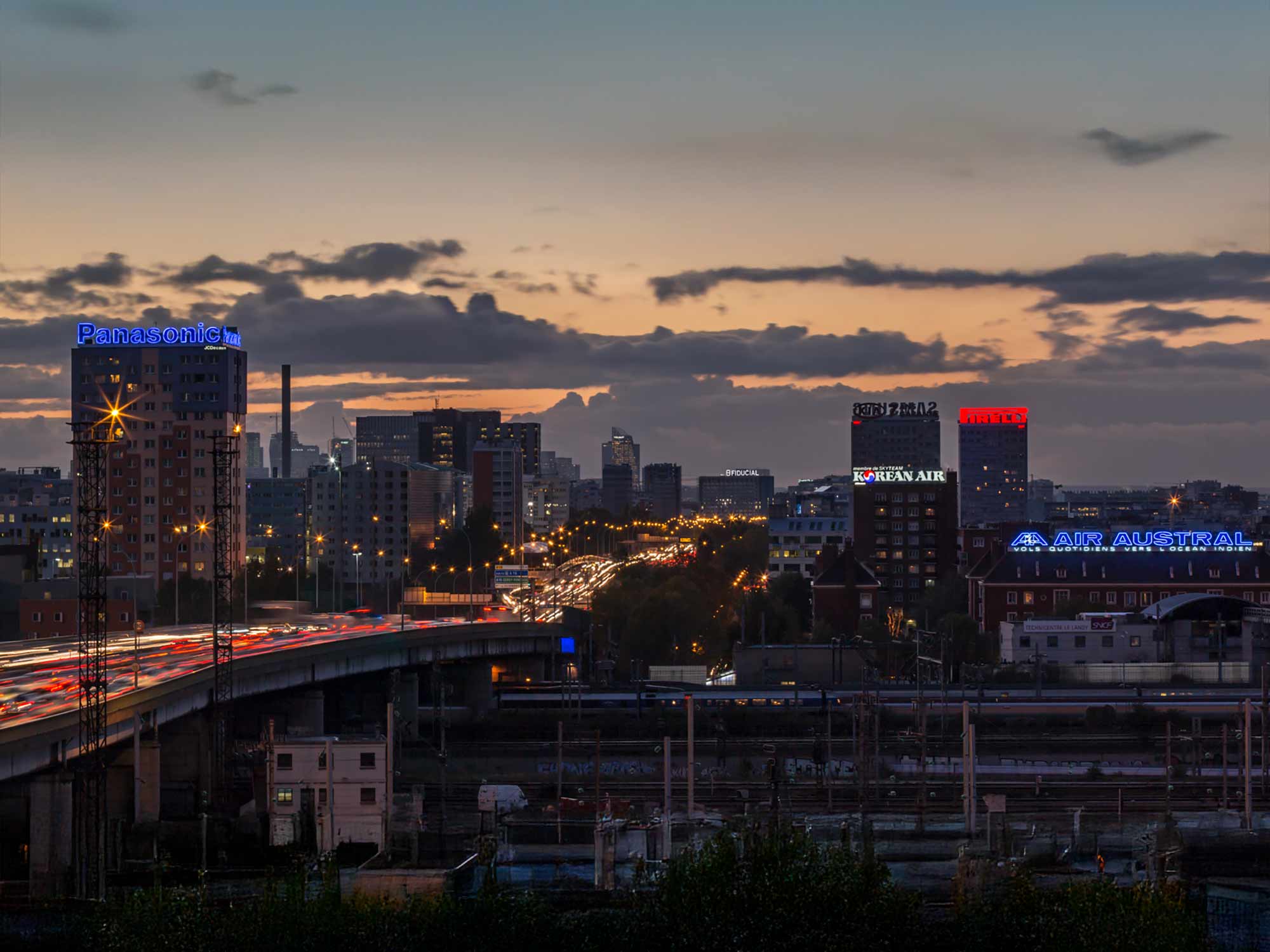 Vue historique de Paris avec enseignes lumineuses