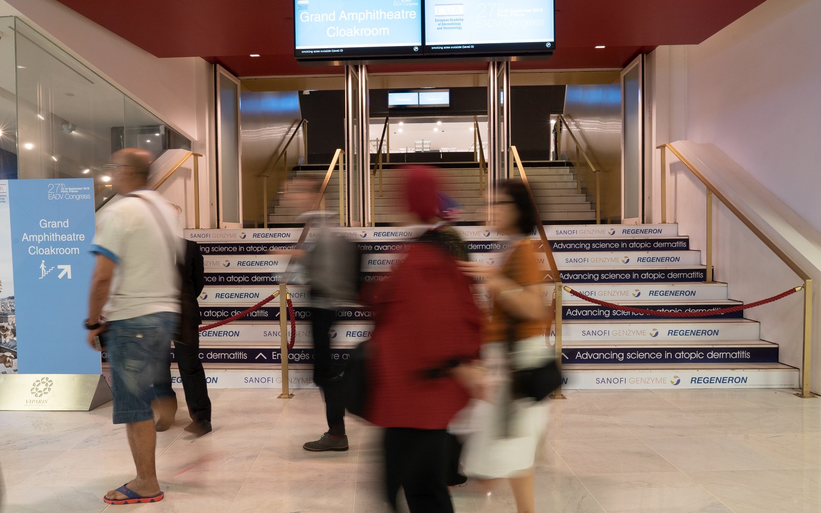 Signalétique Sanofi sur les marches d'escalier au Palais des Congrès