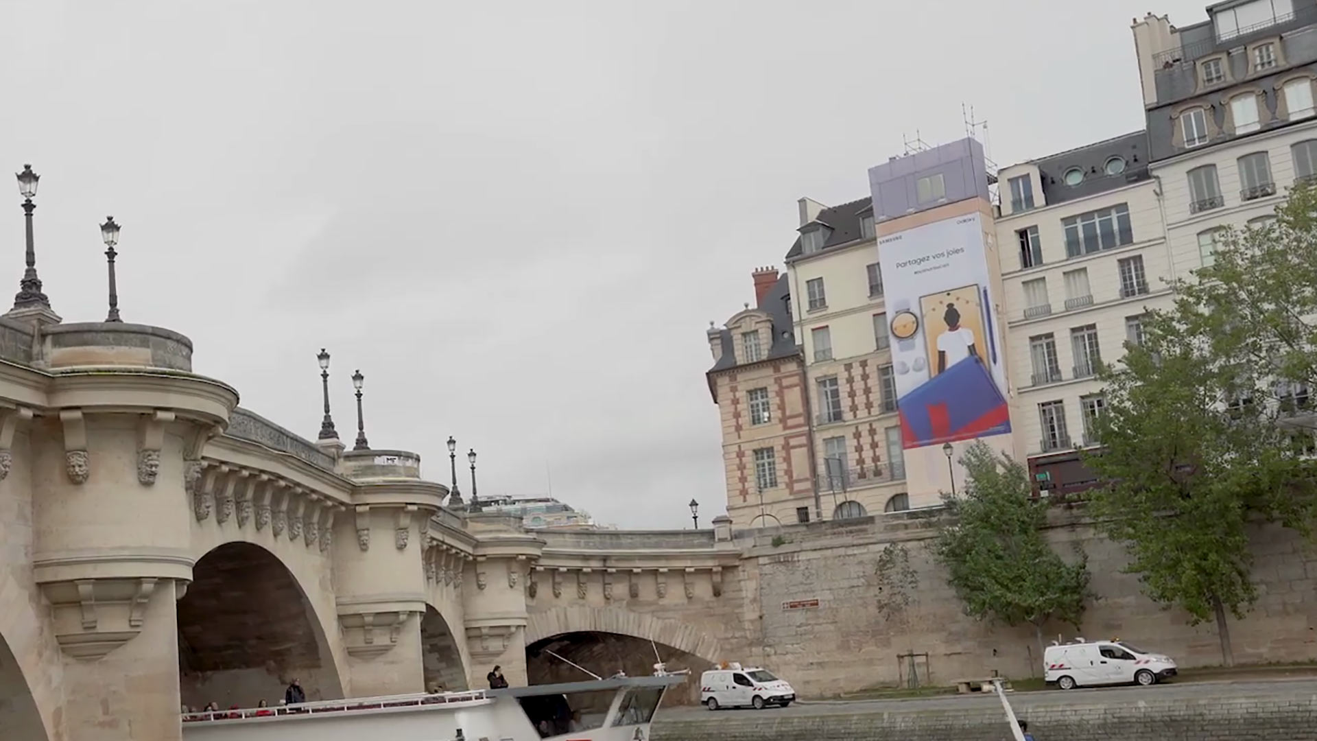Toile publicitaire sur échafaudage lors d'un ravalement de façade à Paris