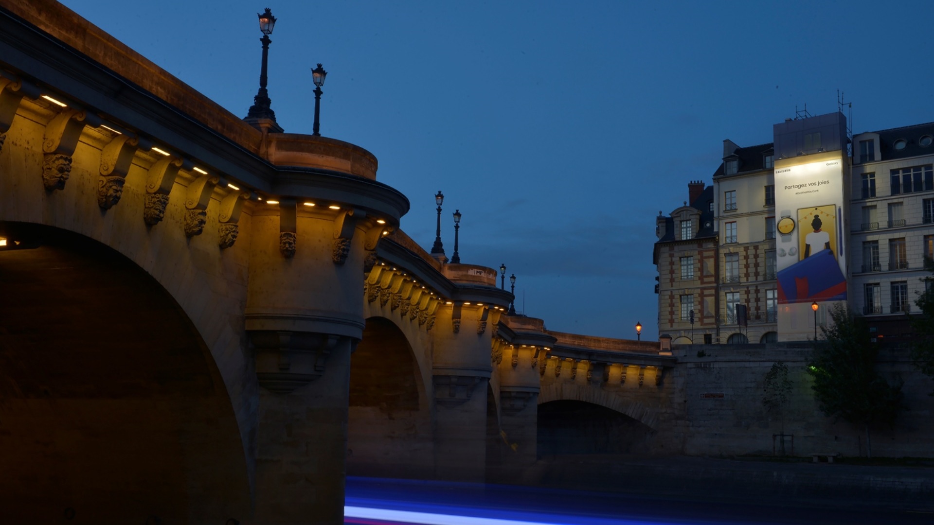 Toile publicitaire Samsung sur le Pont Neuf — rénovation de patrimoine