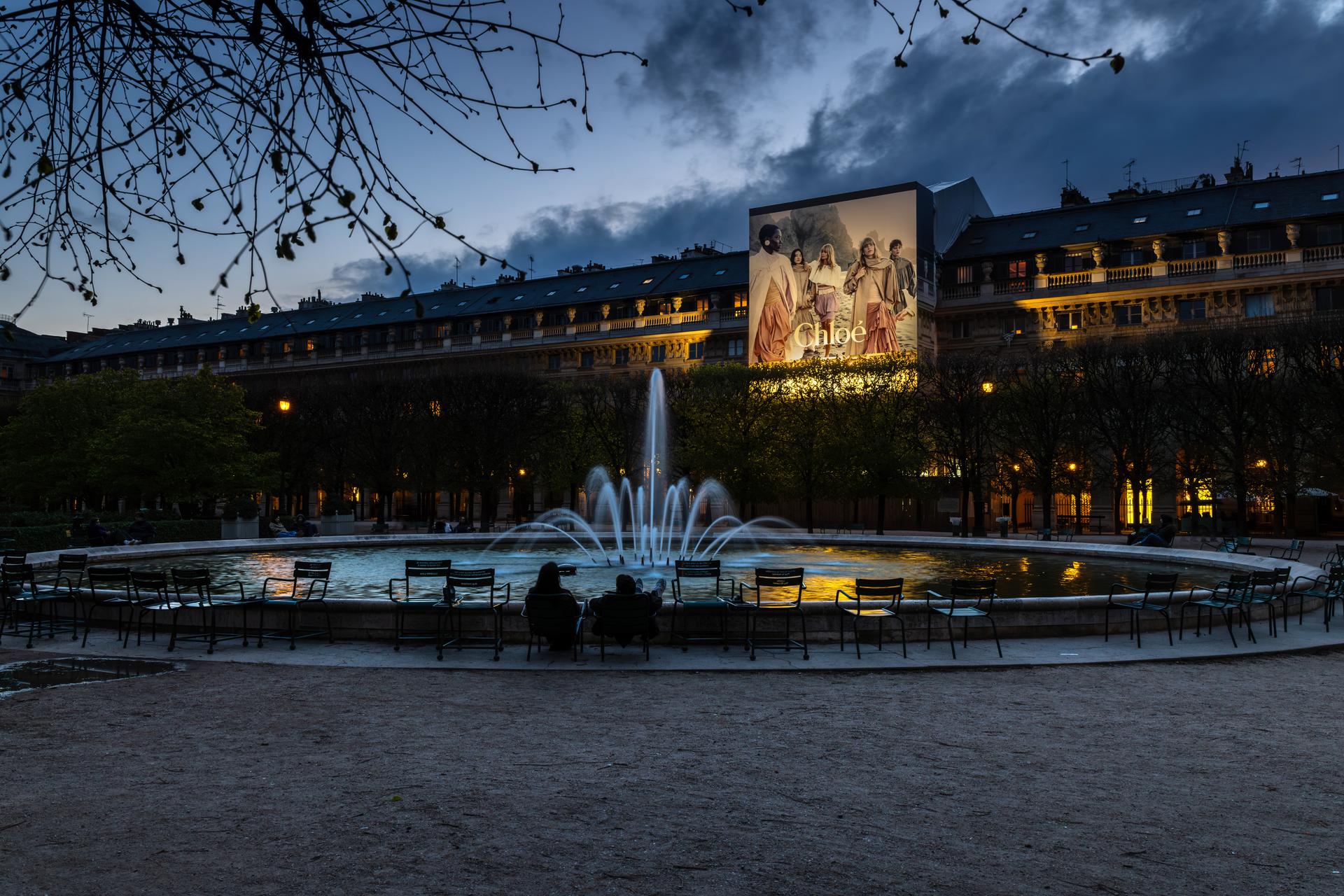 Toile publicitaire Chloé au Jardin du Palais Royal